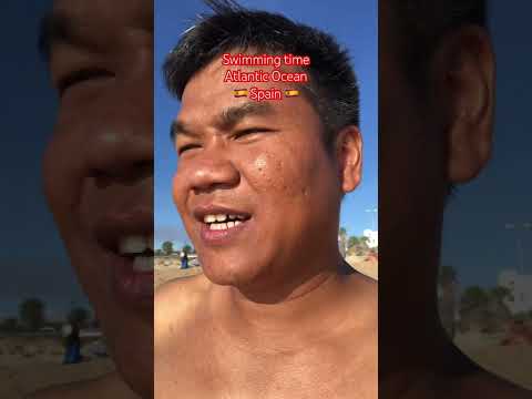 吊り下げられたスイミング プール パノラマ ビュー 山 イタリア