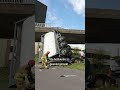 VRACHTWAGEN VALT VAN VIADUCT en komt meters lager neer | #shorts