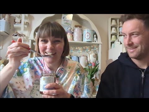 Spring vlogs day 26 - Trying Lidl honey with my honey 🤣