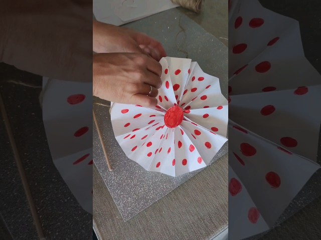 Vídeo relacionado con Farolillos Feria Blancos | 22 CM de Diámetro | Pack de 12 farolillos para la Feria | Auténticos Faroles listos para Usar (Incluyen Alambre para Colgar) | Nexum Market