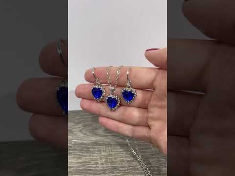Подарок девушке набор "Сапфировые сердечки" серьги и кулон с цирконами в серебристой оправе в коробочке - фото 1 - id-p2482291265