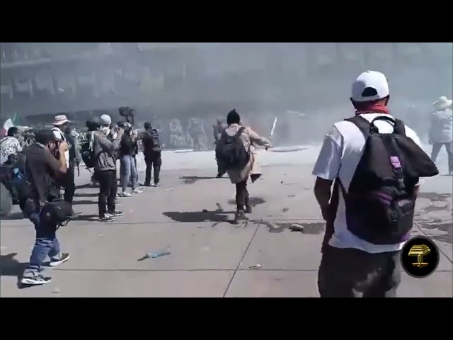 Manifestantes intentan entrar al Palacio Nacional de México