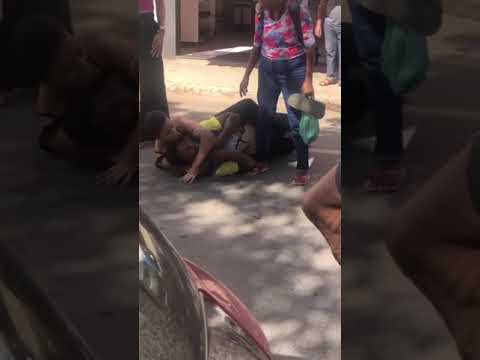 Woman subdues man with rear choke hold in Minas Gerais, Brazil