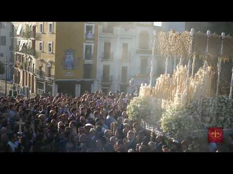 La Esperanza de Triana llegando a la Capilla del Carmen del puente  en su Extraordinaria 2025.