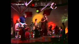 The Troggs - With a girl like you 1971