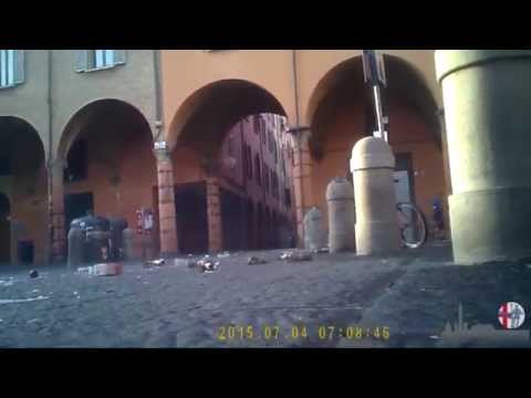 2015 07 04 Piazza Verdi tra immondizia, bottiglie e cani...