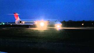 preview picture of video 'ANA Bombardier DHC8-Q400 & JAL MD-90 takeoff　Kochi Ryoma Airport of Night 2012. 5'