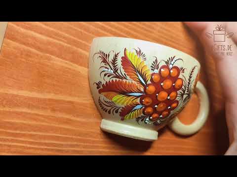 Schöne Wanddeko für die Küche aus Holz, kleine Tasse mit Blumenmuster