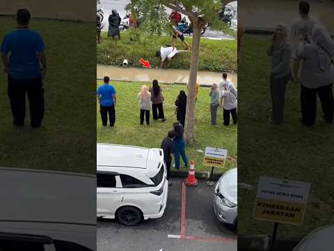 ชายคนนี้ กำลังจะทำอะไรบางอย่าง #wildlife #animals #nature #ular #snake #python #buaya