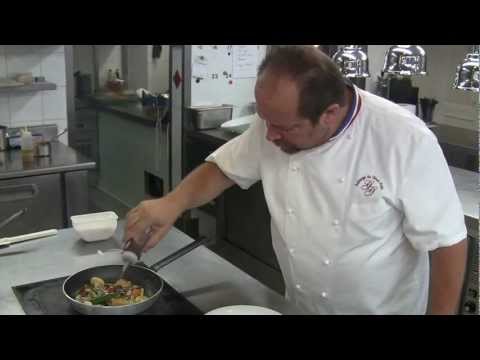 Gilles Goujon prepara um prato em seu Auberge du Vieux Puits