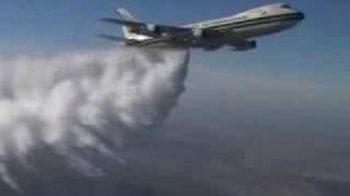 preview picture of video 'Avion con fuga de combustible, solo para adultos , muy triste'