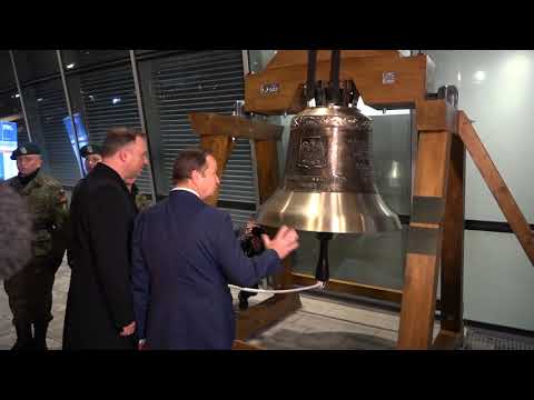 Tak prezydent Andrzej Duda uderza w Dzwon Niepodległości