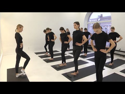 Чему обучают моделей? Ксения Шингирей проверила на себе видео
