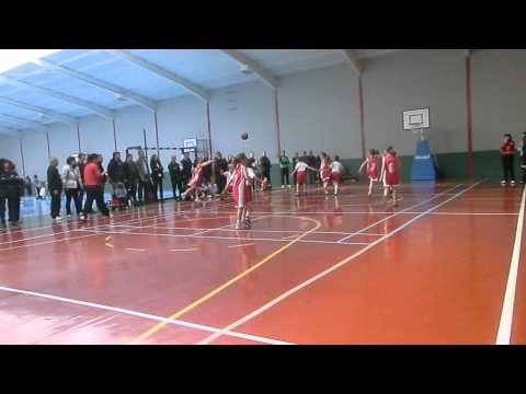 Jorge jugando al baloncesto
