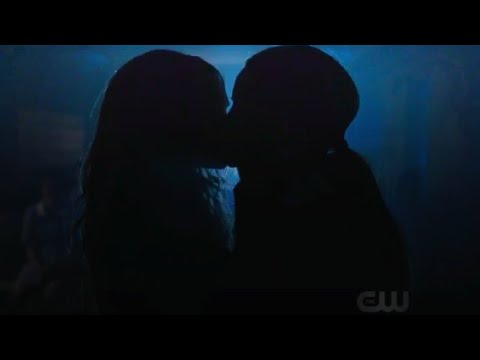Riverdale 2×17/ Cheryl and Toni Kiss (Madelaine Petsch and Vanessa Morgan)
