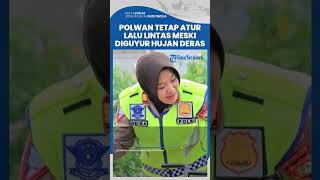 Viral Aksi Polwan Tetap Bertugas Atur Lalu Lintas Meski Diguyur Hujan Deras, Tuai Pujian Warganet