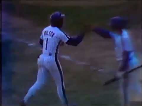 PHI@NYM: Mookie Wilson’s two run homer gives the #Mets a 6-1 lead (1984)