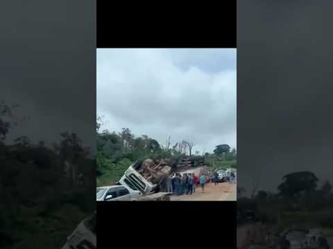 Tombamento na MT-235 chama atenção e gera movimentação na rodovia