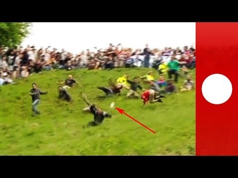 Cheese rolling contest : des bleus et des bosses pour la course au fromage qui roule !