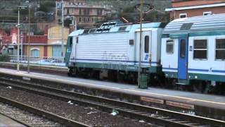 preview picture of video 'Stazione di Finale Ligure (SV), treni in transito aprile 2014'