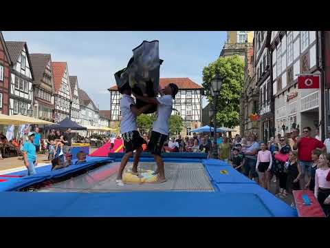 Die „Flying Bananas“ beim Aktionstag der VTR auf dem Rintelner Marktplatz