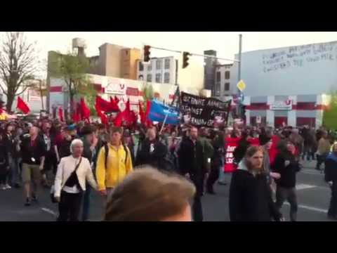 1. Mai 2013 in Berlin - "Revolutionäre 1. Mai-Demo" zieht über Köpenicker Straße