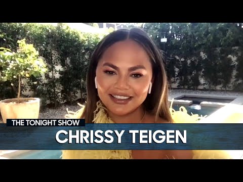 克里西-蒂根要求美國總統拜登在Twitter上取消對她的關注|《今夜秀》。 (Chrissy Teigen Asked President Biden to Unfollow Her on Twitter | The Tonight Show)