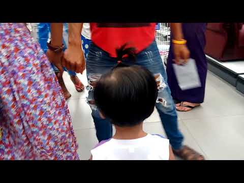 Goe Goe visitando o Mawlamyine Ocean Center