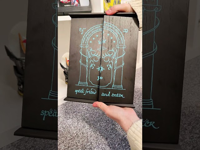 Vídeo relacionado con The Lord of the Rings Doors of Durin Sudadera con Capucha