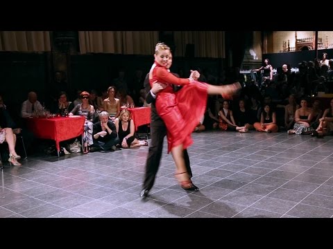  Dante Dominguez  and  Monik Dominguez  are  dancing  to  the  milonga  "  Milonga del Recuerdo  "  by  Juan D'Arienzo  at  Antwerpen Tango Festival  in  2015