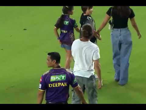 Shah Rukh Khan warmly greeted Suresh Raina, Parthiv Patel and Aakash Chopra and said sorry.