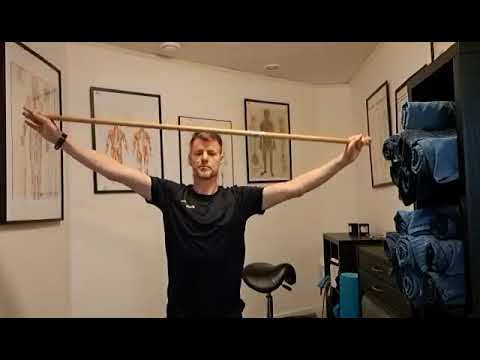 Axelövningar med kvastskaft