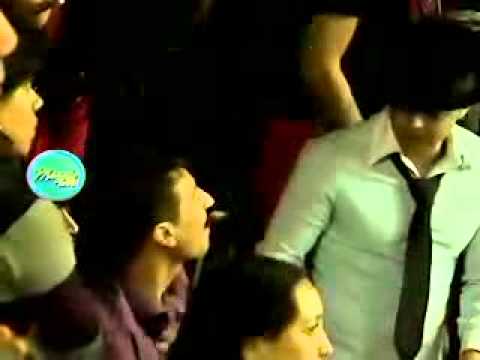 Pablito Ruiz y Oscar Gayoso en coqueteos y cariños en pleno concierto de MDO 17/10/2011