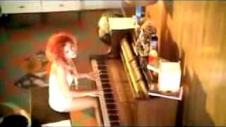 Bonnie Mckee - Somebody (Videoclip)
