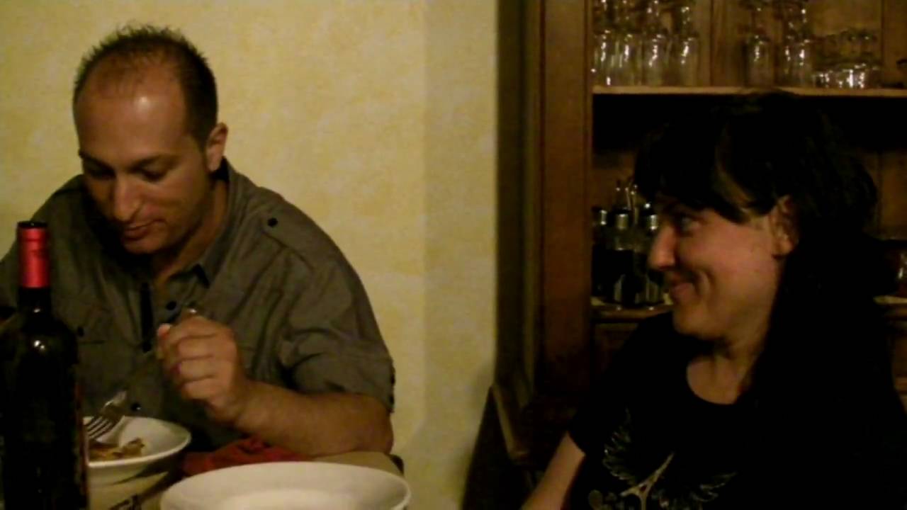 andrea mangia imboccato dalla mogliettina