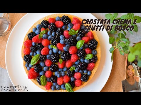 Crostata crema e frutti di bosco con cerchio microforato