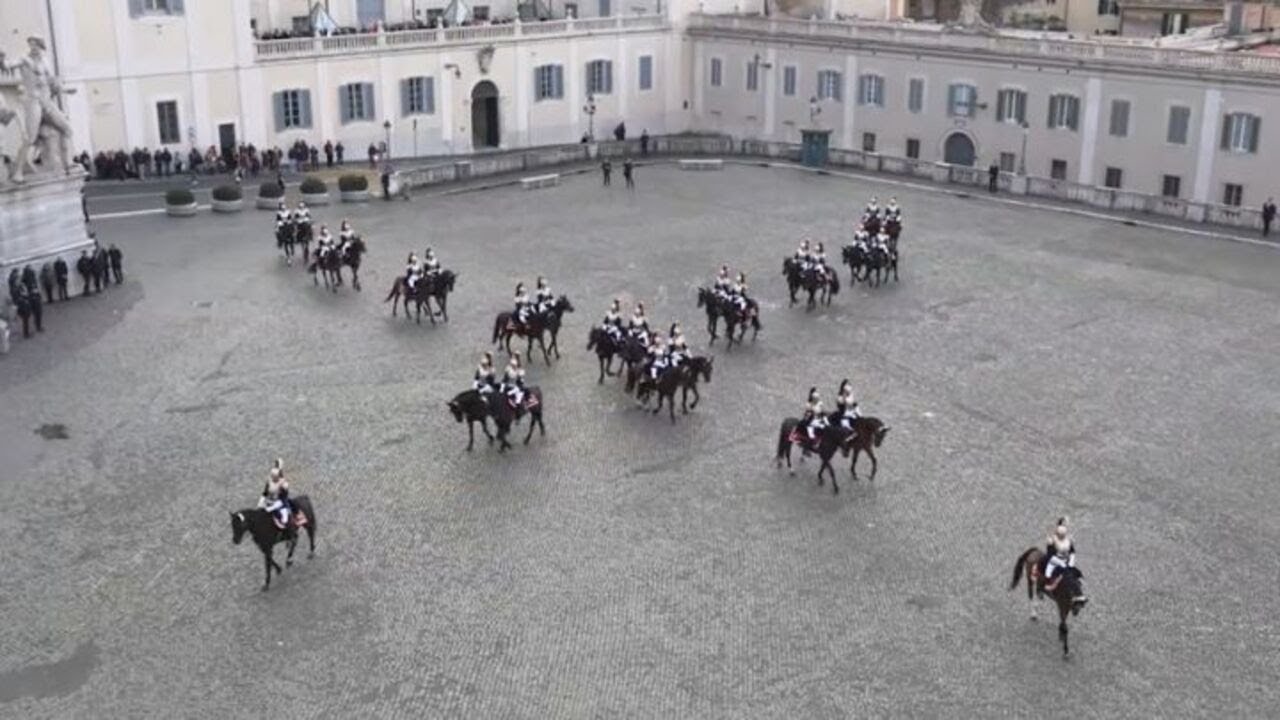 Festa del Tricolore, il cambio della guardia in piazza del Quirinale