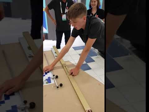 32 So härzig Plattenleger hat Stress