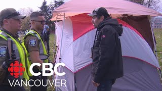 Park rangers remove tents in Vancouver's CRAB Park