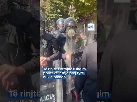 Të rinjtë i ofrojnë ushqim policëve, asnjë prej tyre nuk e pranon