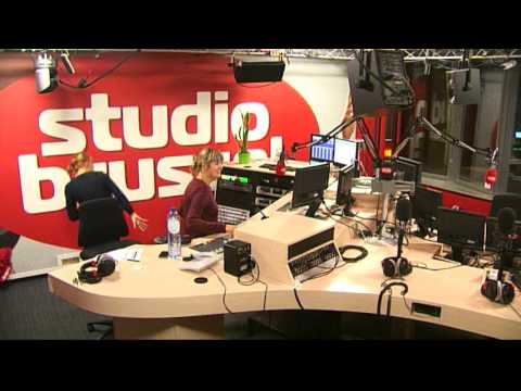 Linde en Kirsten dansen op Omar Souleyman (2011)