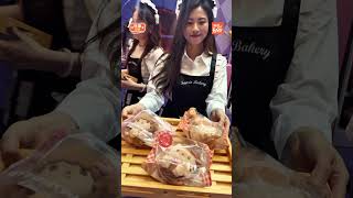 【#玩樂放送】Kuromi迷注意！6米高巨型Kuromi空降啟德💜 紫黑魔幻烘焙所開幕
