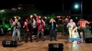 Los Nuevos Rebeldes Ft. Banda Renovacion - La Vida Es Un Carnaval (En Vivo 2015)