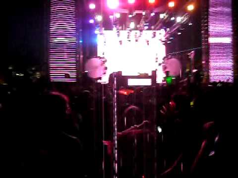 Sander van Doorn @ EDC 2009, SvD vs Robbie Williams - Close My Eyes