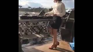Nina Kraviz play Special Request-'Curtain Twitcher' (Nina Kraviz Alice Was Here)
