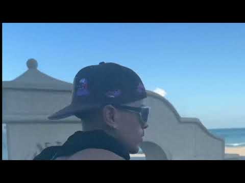 Rosalía & Rauw patinando.