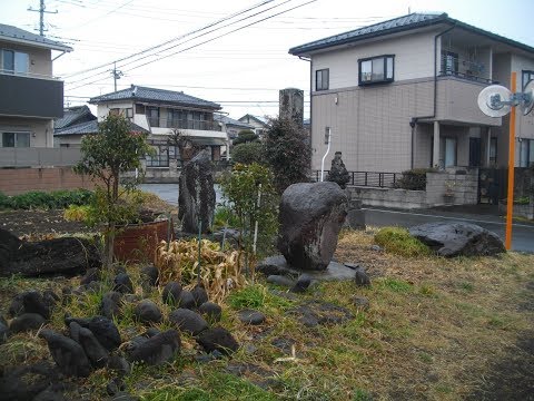 Un grupo de estructuras de piedra cerca del túmulo Hamajiri Tennozan... Incluso en 1888, tenía cien años... Takasaki/Gunma