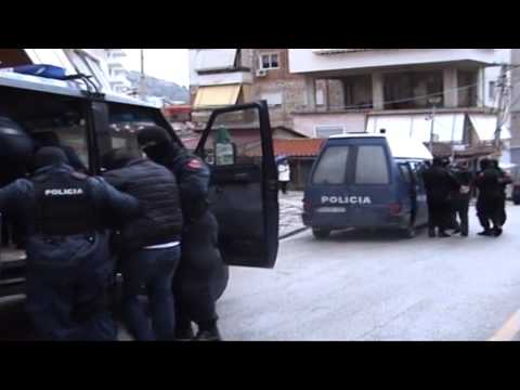 Zbulohet "policia" brënda në shtëpi, thyen traun e doganës, bazë me armë në banesë