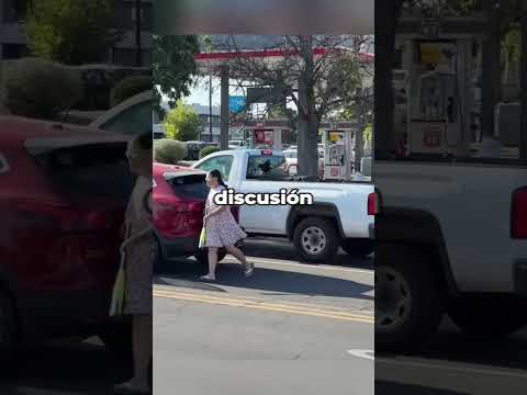 Karma instantáneo: ¡Arremetió contra la camioneta y ASÍ LE FUE! ⚖️🚙 #karma #justicia #shorts #viral