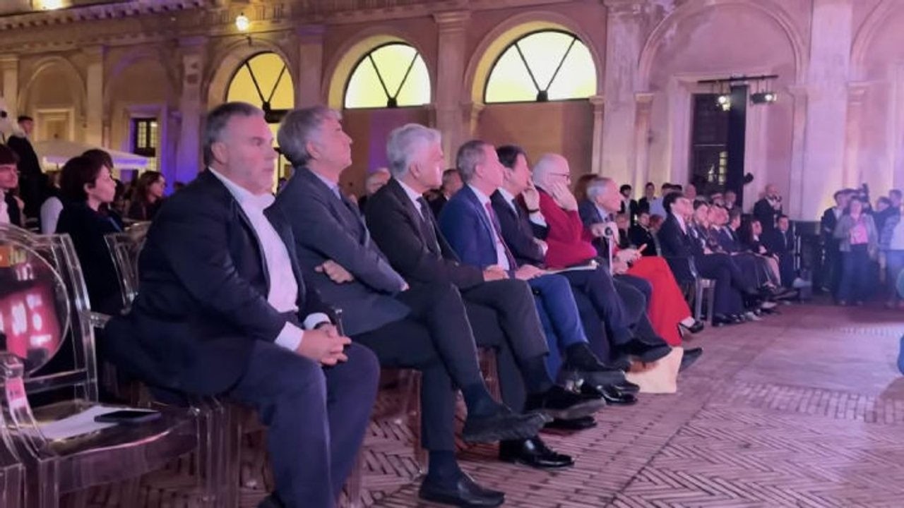 Conte ascolta intervento di Schlein, poi la leader Pd si siede accanto a lui all'evento 60 under 30